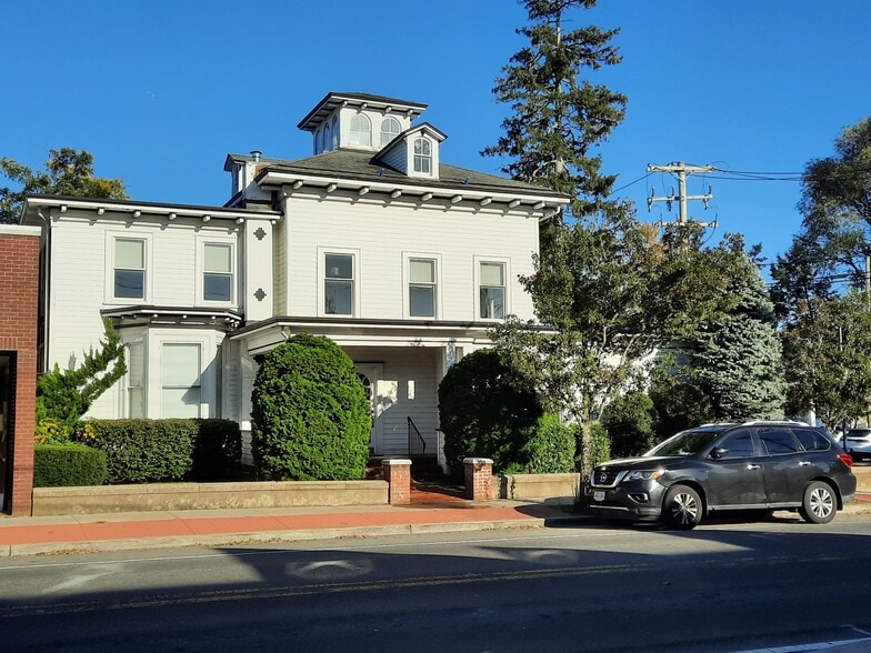 206 Roanoke Ave, Riverhead, NY for lease - Building Photo - Image 3 of 9