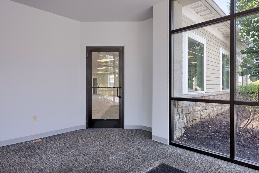 84 Doe Run Rd, Manheim, PA à louer - Photo du bâtiment - Image 2 de 18