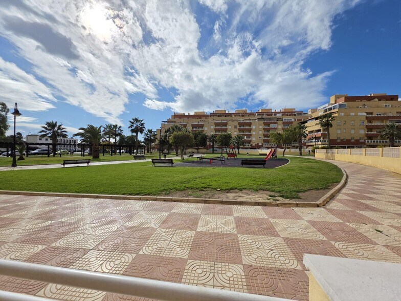 Commerce de détail dans Roquetas de Mar à louer - Photo du bâtiment - Image 3 de 9