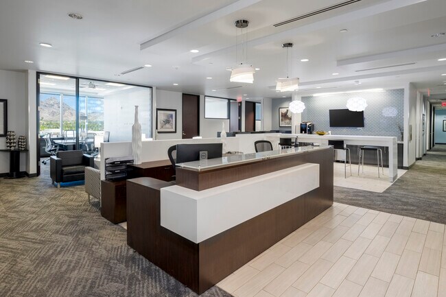 Plus de détails pour 2415 E Camelback Rd, Phoenix, AZ - Coworking à louer