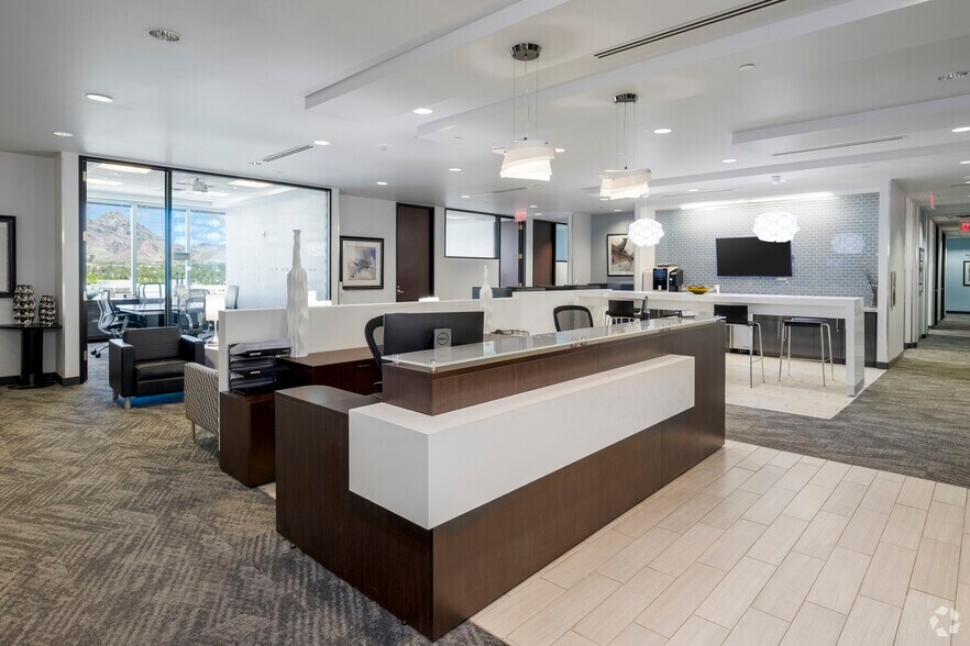 2415 E Camelback Rd, Phoenix, AZ à louer - Photo intérieure - Image 1 de 43