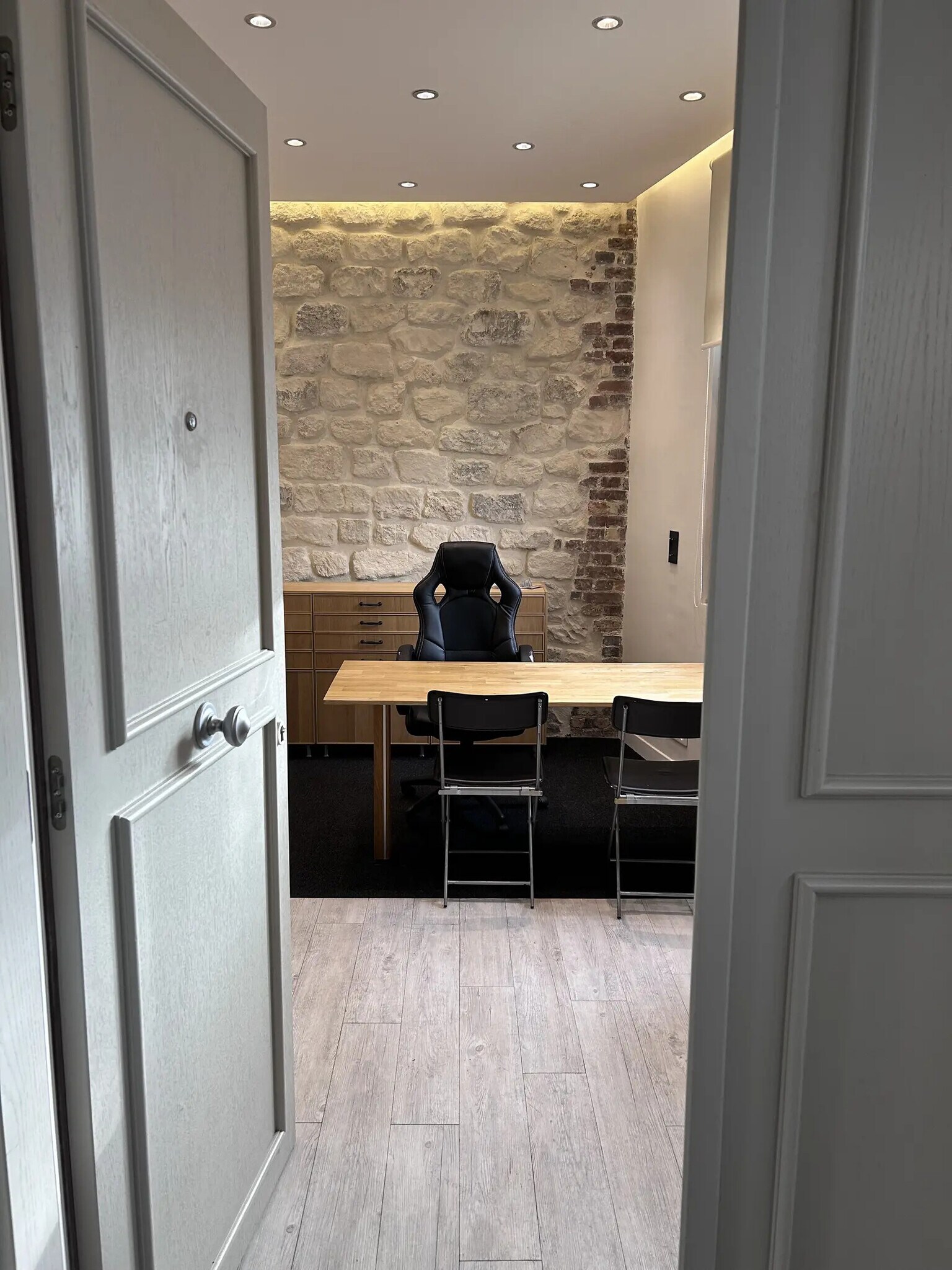 Office in Boulogne-Billancourt for lease Interior Photo- Image 1 of 7