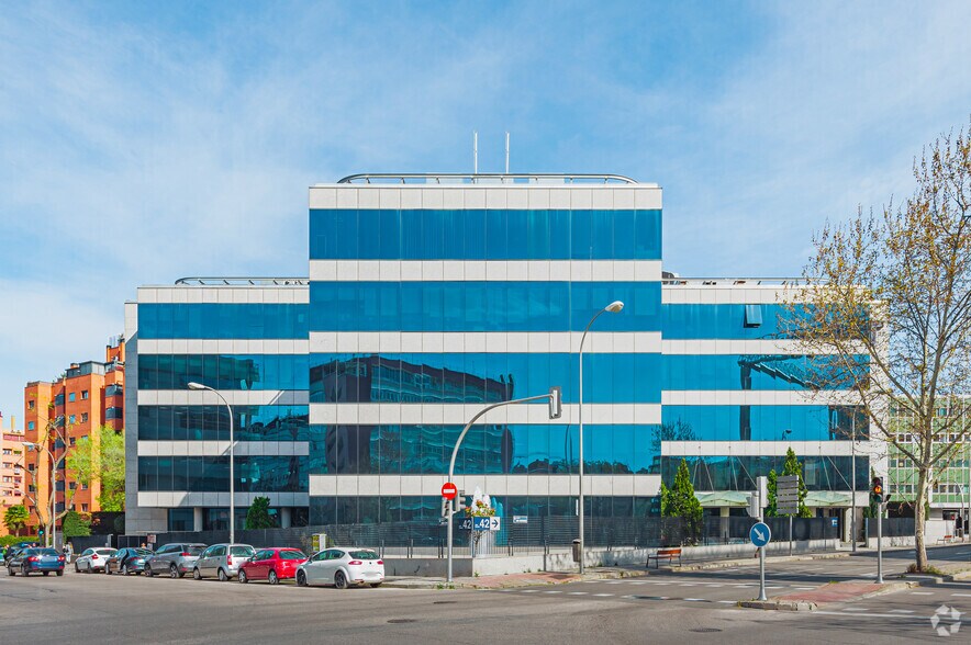 Calle de Julián Camarillo, 42, Madrid, Madrid à louer - Photo du bâtiment - Image 3 de 4