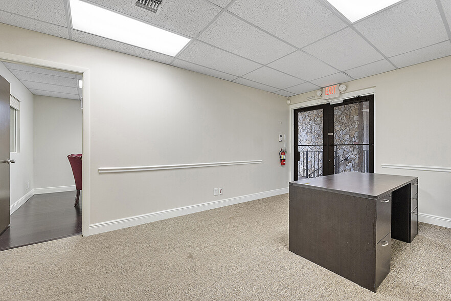 2699 Stirling Rd, Fort Lauderdale, FL for sale - Interior Photo - Image 2 of 9