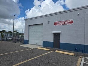 2700 23rd St N, Saint Petersburg, FL à louer Photo intérieure- Image 1 de 11