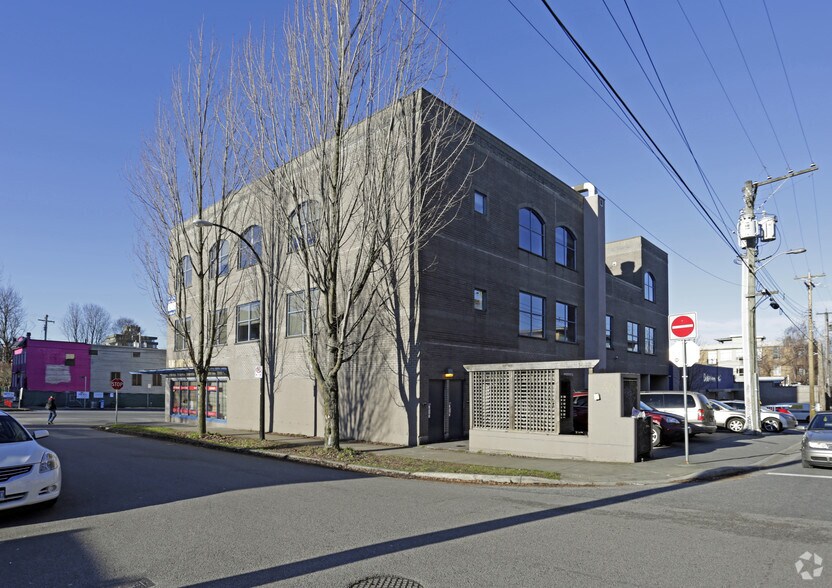 2642 Main St, Vancouver, BC à louer - Photo du bâtiment - Image 2 de 6