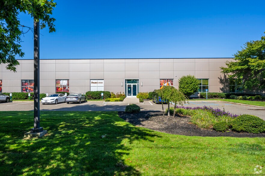 123 Smith St, Farmingdale, NY à louer - Photo du bâtiment - Image 2 de 5