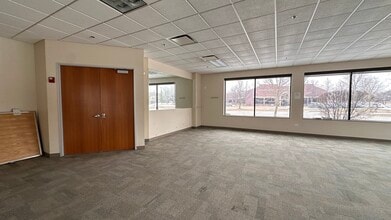 3200 W Higgins Rd, Hoffman Estates, IL for lease Interior Photo- Image 2 of 11