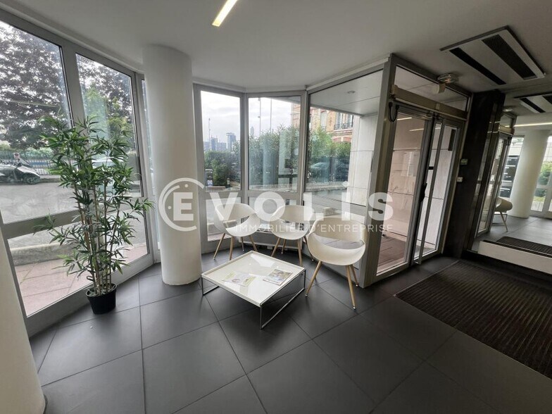 Bureau dans Charenton-le-Pont à louer - Hall d’entrée - Image 3 de 29