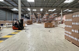 Industrial in Éragny for lease Interior Photo- Image 1 of 5