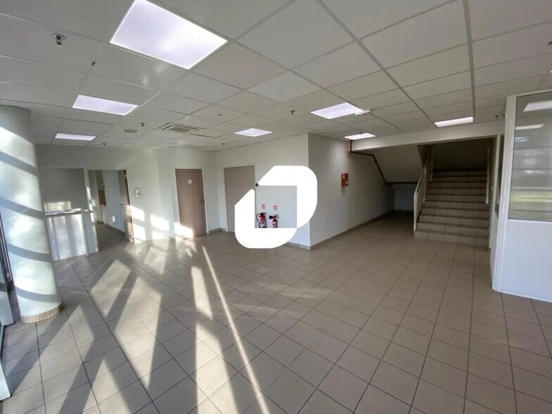 2000 Ferme De Chanteloup, Moissy-Cramayel for lease - Lobby - Image 2 of 4