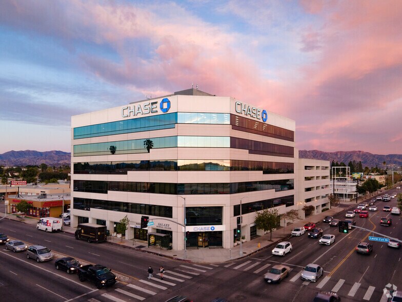 6400 Laurel Canyon Blvd, North Hollywood, CA à louer - Photo du bâtiment - Image 1 de 4