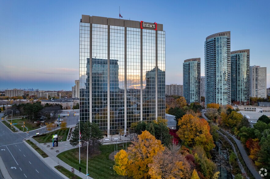 4 Robert Speck Pky, Mississauga, ON à louer - Photo du bâtiment - Image 3 de 6