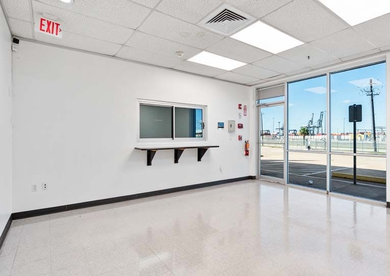 1300 E Barbours Cut Blvd, La Porte, TX à louer Photo intérieure- Image 1 de 3