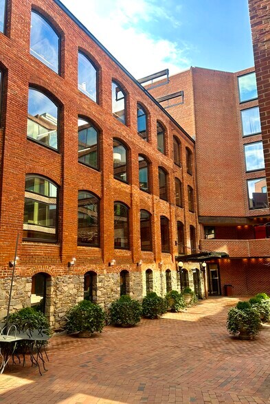 1054-1066 31st St NW, Washington, DC à louer - Photo du bâtiment - Image 3 de 18