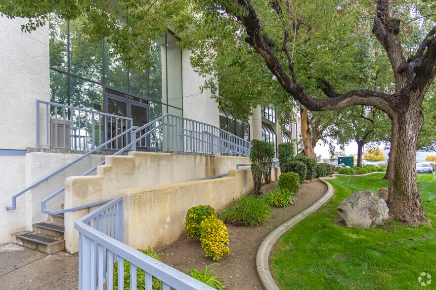 1701 Westwind Dr, Bakersfield, CA for lease - Building Photo - Image 2 of 17