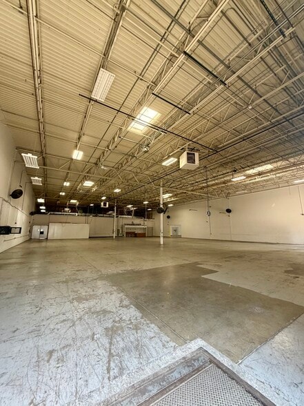 2252-2300 Westbrooke Dr, Columbus, OH for lease - Building Photo - Image 2 of 4