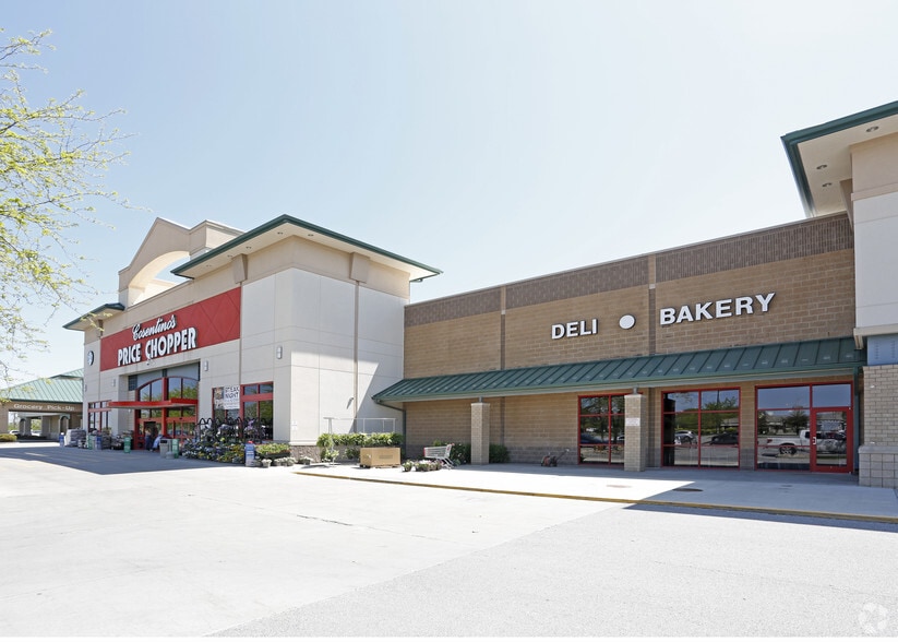 201-261 SW Greenwich Dr, Lee's Summit, MO for lease - Building Photo - Image 2 of 9