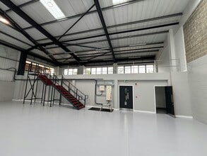 Avenue Two, Witney for lease Interior Photo- Image 1 of 9