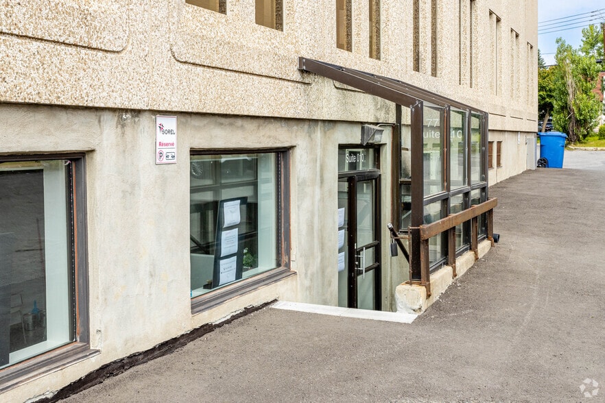 7777 Boul Louis-H.-La Fontaine, Montréal, QC à louer - Photo du bâtiment - Image 3 de 21