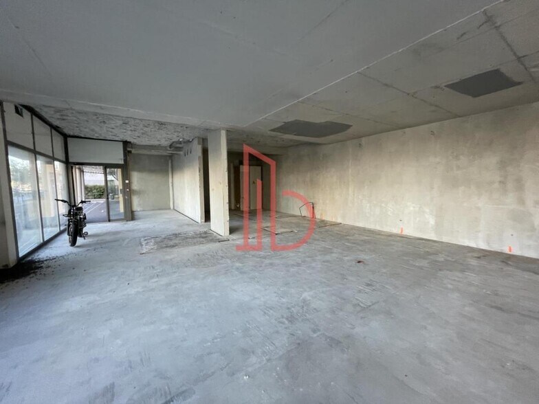 Office in Bordeaux for lease - Interior Photo - Image 3 of 6