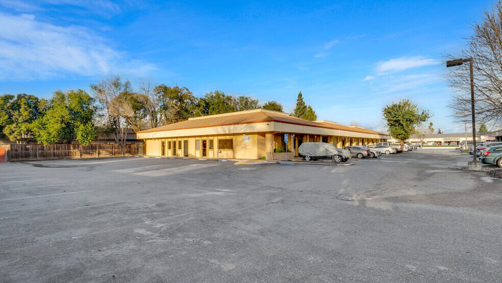 5665 N Pershing Ave, Stockton, CA à louer - Photo du bâtiment - Image 2 de 17