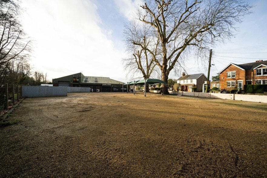 Harwoods Pulborough London Road portfolio of 2 properties for sale on LoopNet.ca - Building Photo - Image 2 of 6