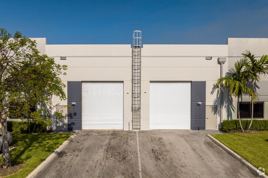 3420 NW 27th Ave, Pompano Beach, FL for lease - Building Photo - Image 3 of 10