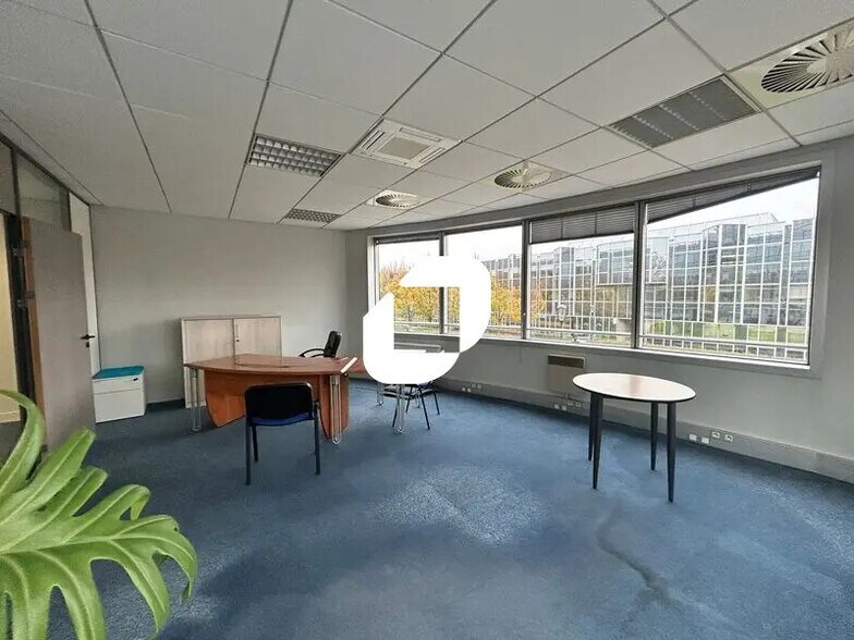Office in Villepinte for lease - Interior Photo - Image 1 of 6
