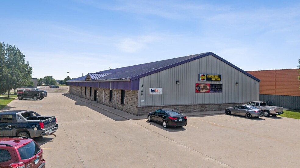 3100 8th St S, Moorhead, MN à vendre - Photo du bâtiment - Image 1 de 27