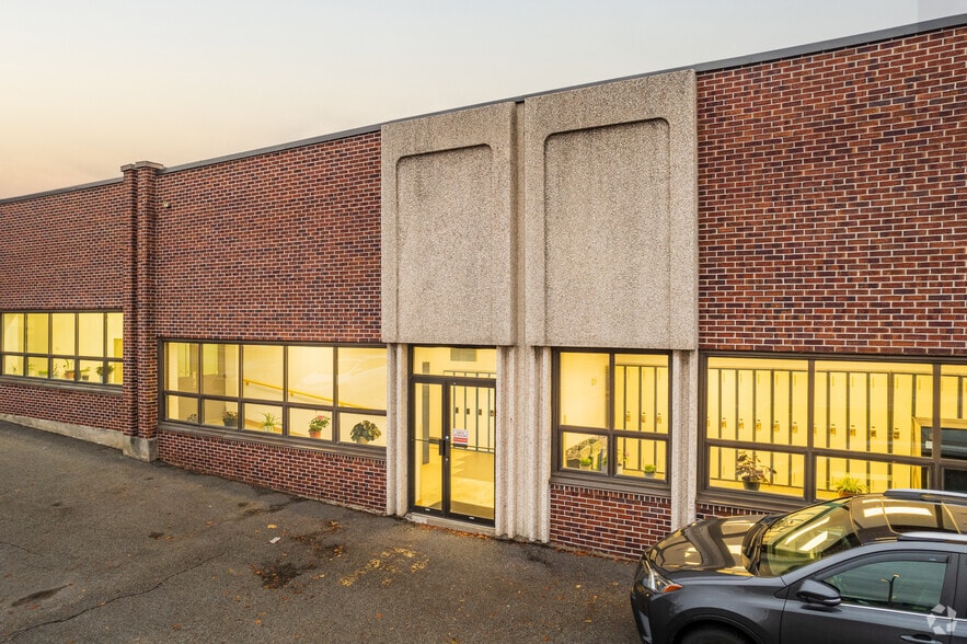 310-400 Boul Montpellier, Montréal, QC for lease - Building Photo - Image 2 of 4