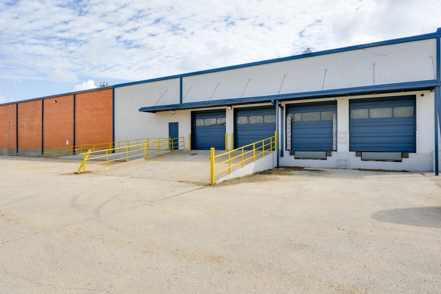 909 Regal Row, Dallas, TX for lease - Building Photo - Image 3 of 10