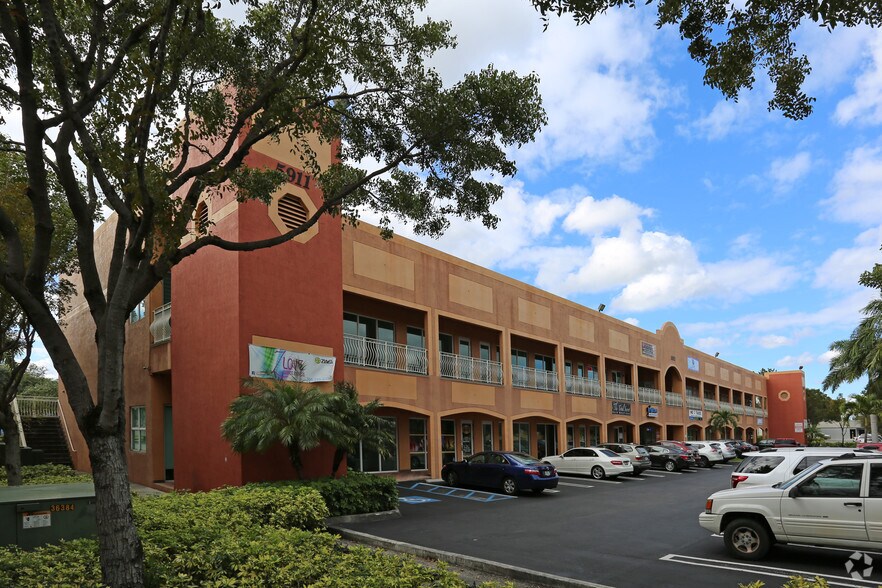 5911 NW 173rd Dr, Hialeah, FL à louer - Photo du bâtiment - Image 3 de 22