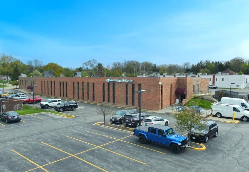 6901 W Edgerton Ave, Greenfield, WI à vendre - Photo du bâtiment - Image 2 de 10