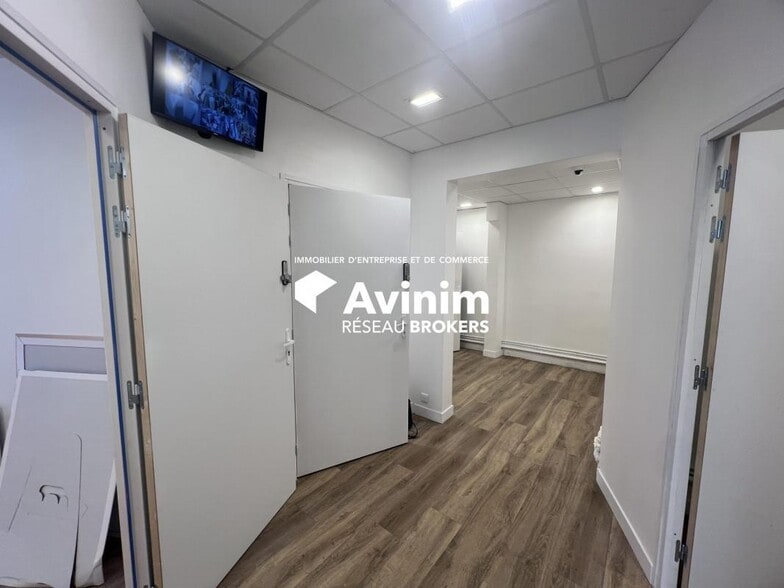 Retail in Sèvres for lease - Interior Photo - Image 3 of 9