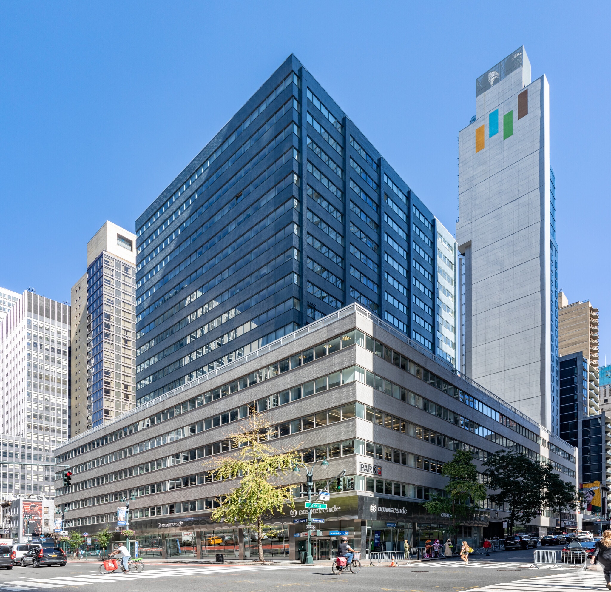 711 Third Ave, New York, NY à louer Photo du bâtiment- Image 1 de 4