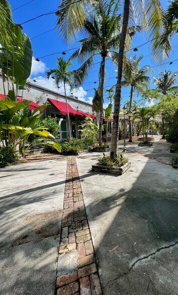 5582 NE 4th Ct, Miami, FL à vendre - Photo du bâtiment - Image 3 de 16