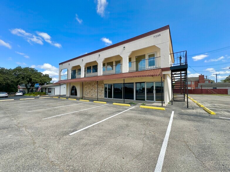 7205 Bandera Rd, San Antonio, TX à louer - Photo du bâtiment - Image 3 de 27