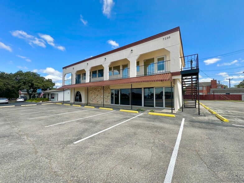 7205 Bandera Rd, San Antonio, TX à louer - Photo du bâtiment - Image 3 de 27
