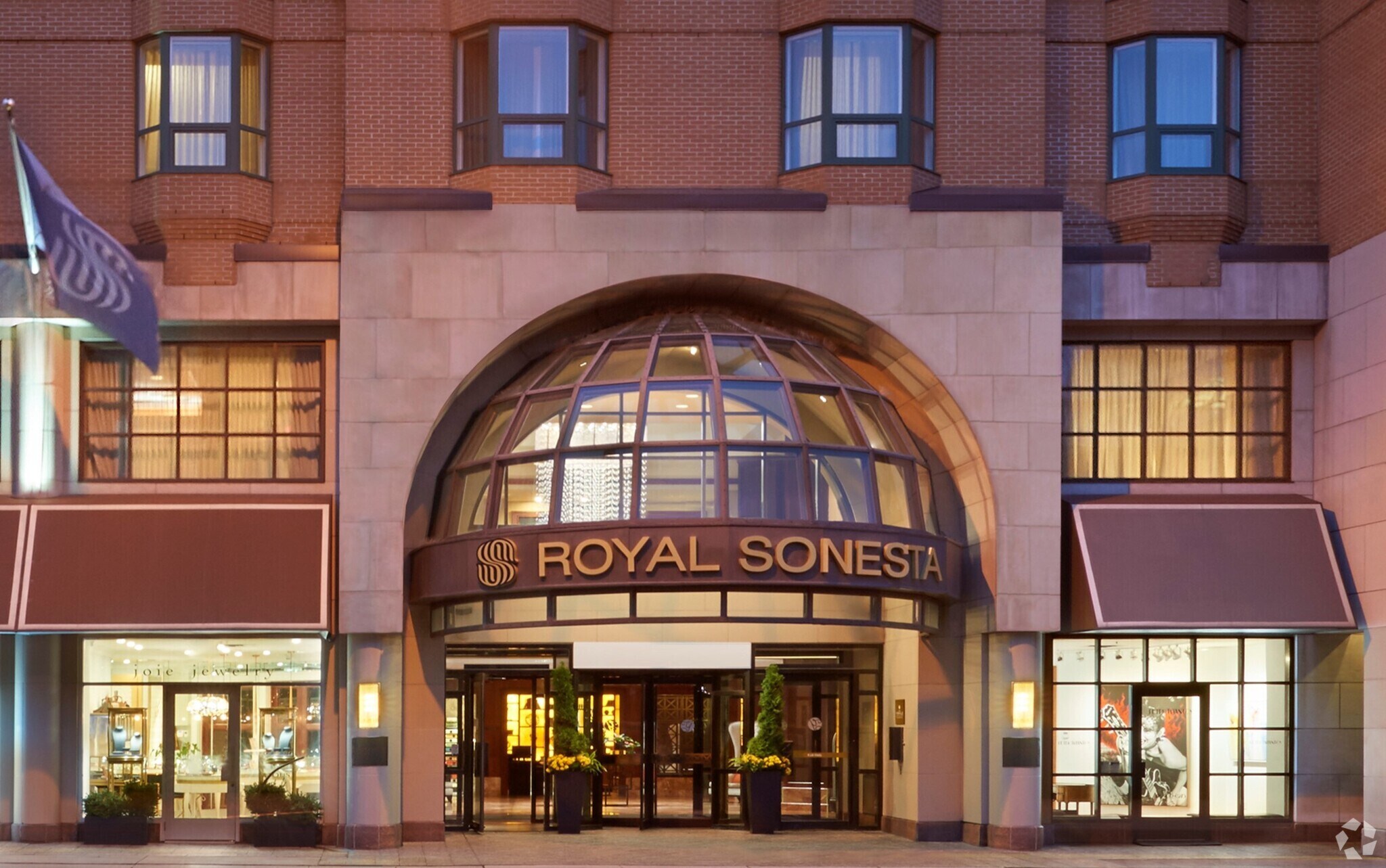 220 Bloor St W, Toronto, ON à vendre Photo principale- Image 1 de 1