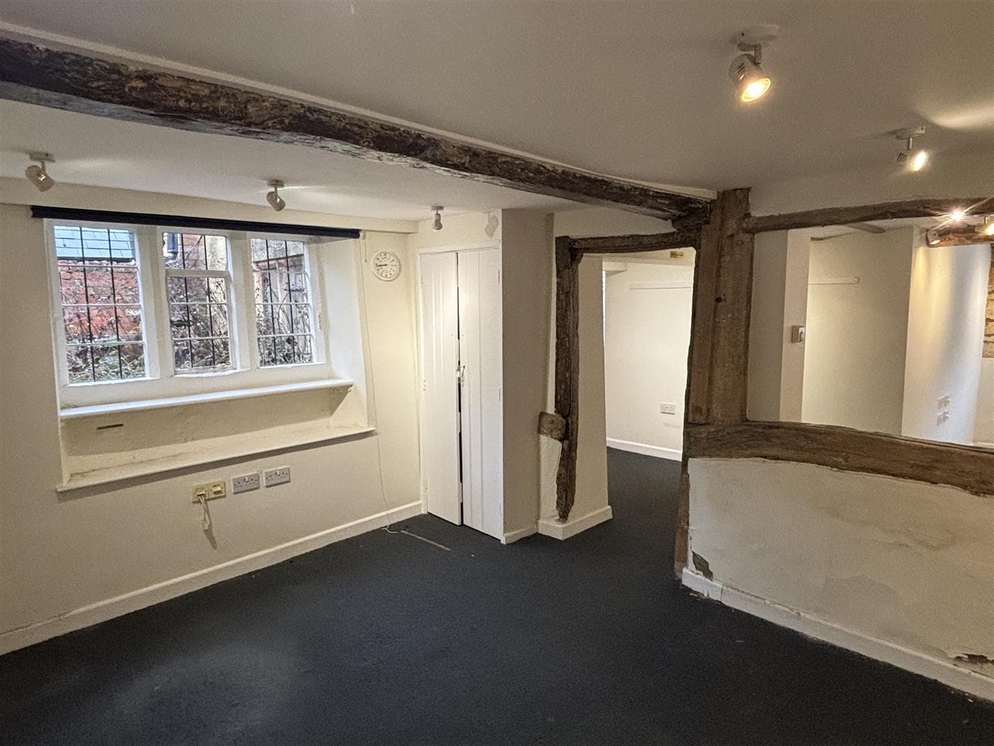 27 High St, Broadway for lease Interior Photo- Image 1 of 5