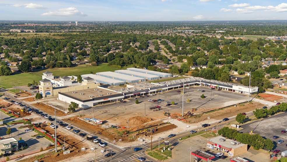 723-821 W Danforth Rd, Edmond, OK for lease - Building Photo - Image 2 of 22