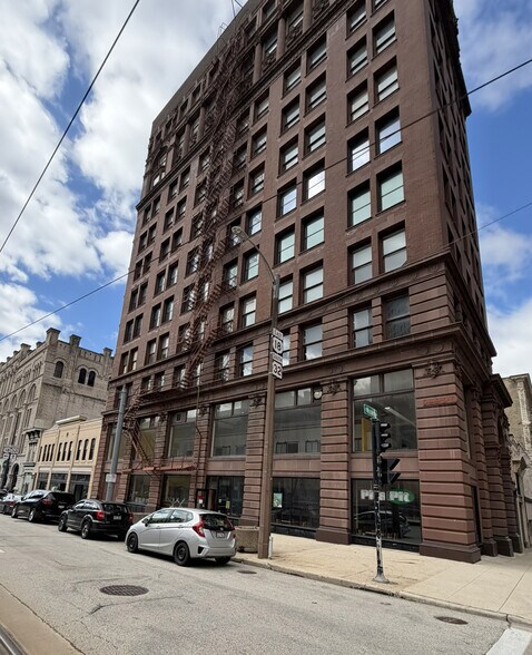 231 E Wisconsin Ave, Milwaukee, WI à louer - Photo du bâtiment - Image 2 de 7