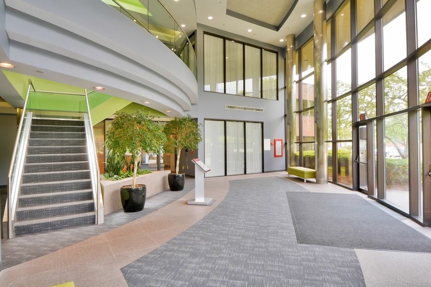 1 Cabot Rd, Hudson, MA for lease - Lobby - Image 3 of 4