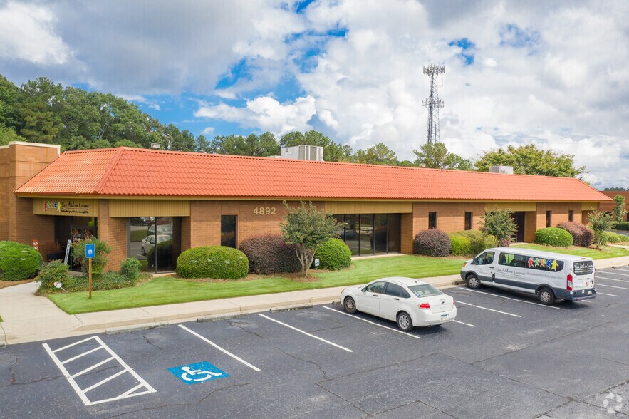 4896 N Royal Atlanta Dr, Tucker, GA à louer - Photo du bâtiment - Image 3 de 4