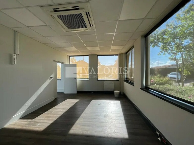 Office in Corbas for lease - Interior Photo - Image 2 of 20