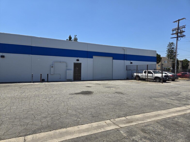21520 Strathern St, Canoga Park, CA à louer - Photo du bâtiment - Image 3 de 13