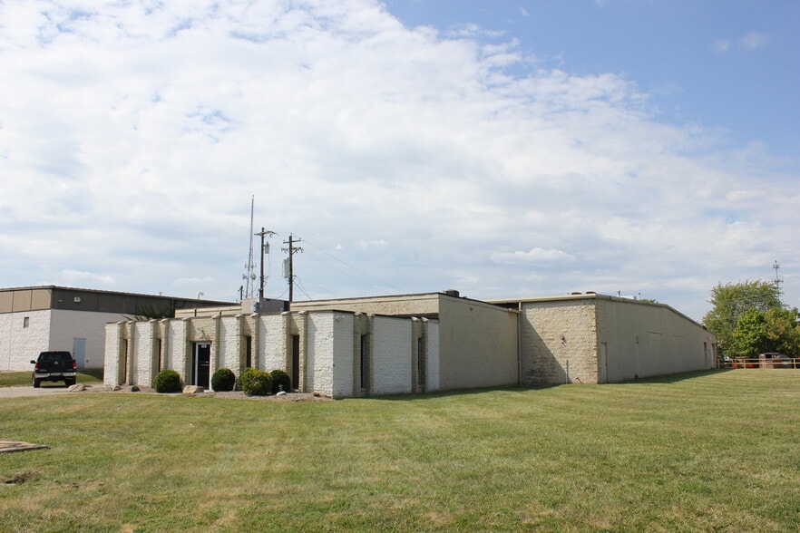 2060 Waycross Rd, Forest Park, OH for sale - Building Photo - Image 1 of 3