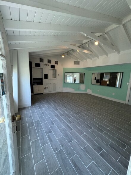 611 NE 86th St, Miami, FL à louer - Photo du bâtiment - Image 2 de 4