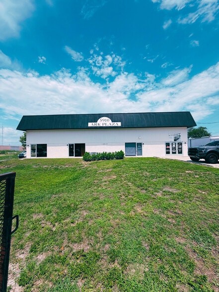 Ark Plaza portfolio of 2 properties for sale on LoopNet.ca - Building Photo - Image 1 of 8